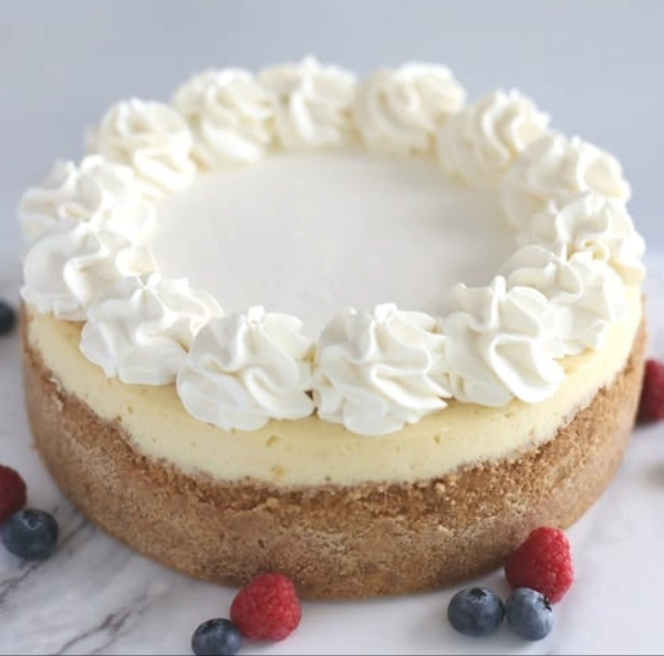 Creamy frosting cheesecake