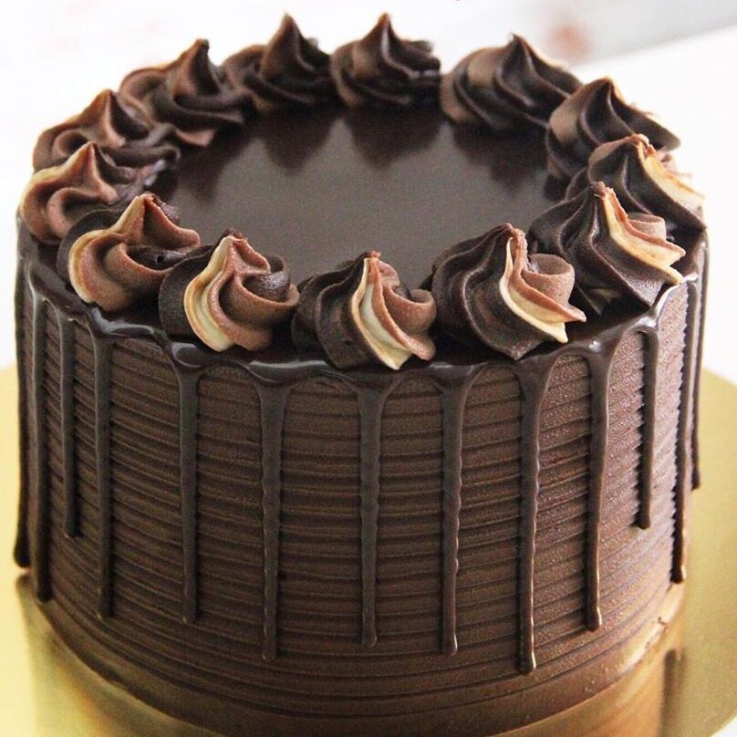 fudge drip cake